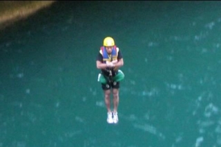 Valiente clavado en cañon